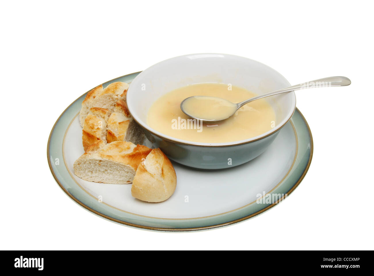 Huhn Suppe mit knusprigem Brot und einen Löffel auf einem Teller isoliert gegen weiß Stockfoto