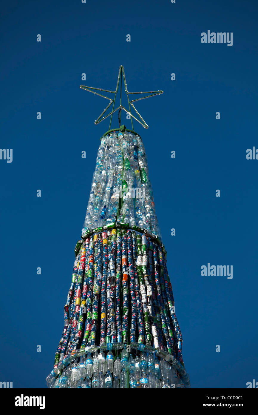 Weihnachtsbaum aus Papierkorb Soda Wasserflaschen Erfrischung und Wertstoffen Finikoudes Bereich Larnaca Zypern gemacht Stockfoto