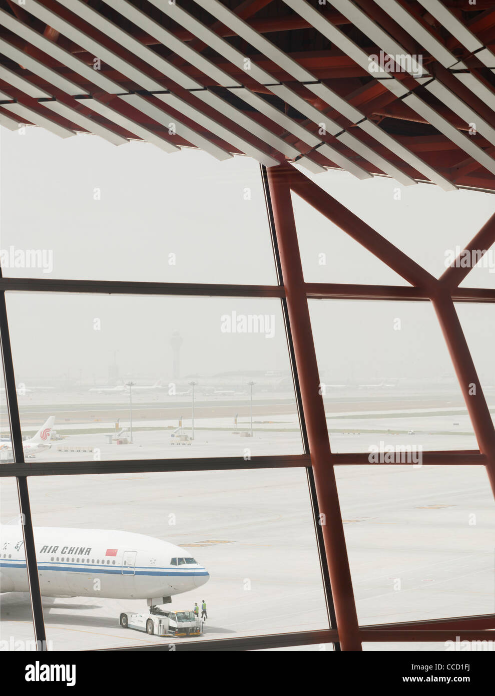 BEIJING CAPITAL INTERNATIONAL AIRPORT ASPHALT MIT FLUGZEUG UND DACH Stockfoto