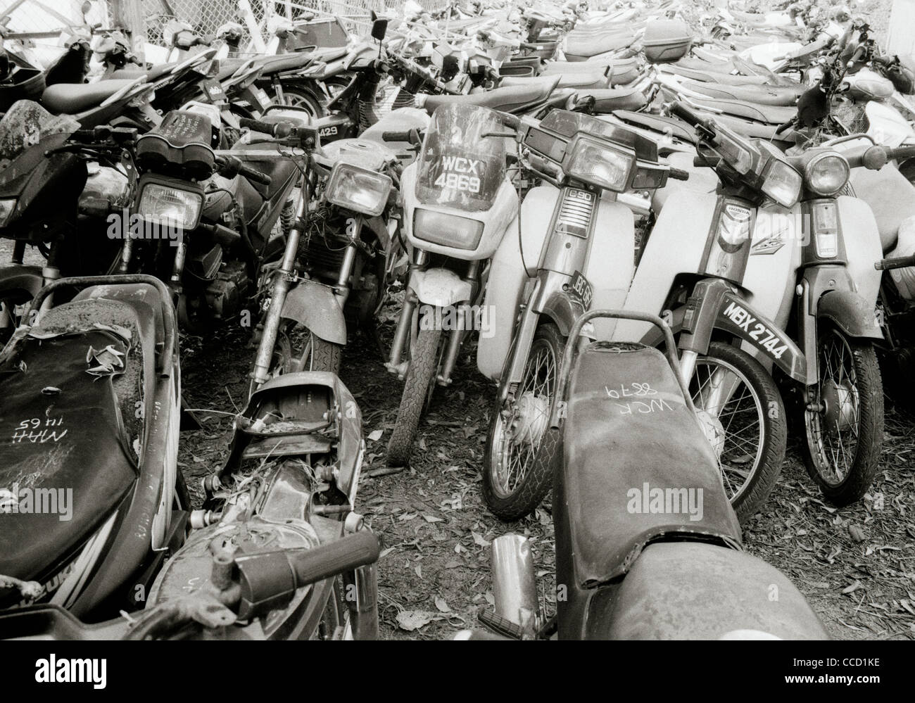 Dokumentarische Fotografie - Motorrad Schrottplatz in Malakka Malakka in  Malaysia in Südostasien im Fernen Osten. Vespa Moped Recycling Recyclebare  Stockfotografie - Alamy