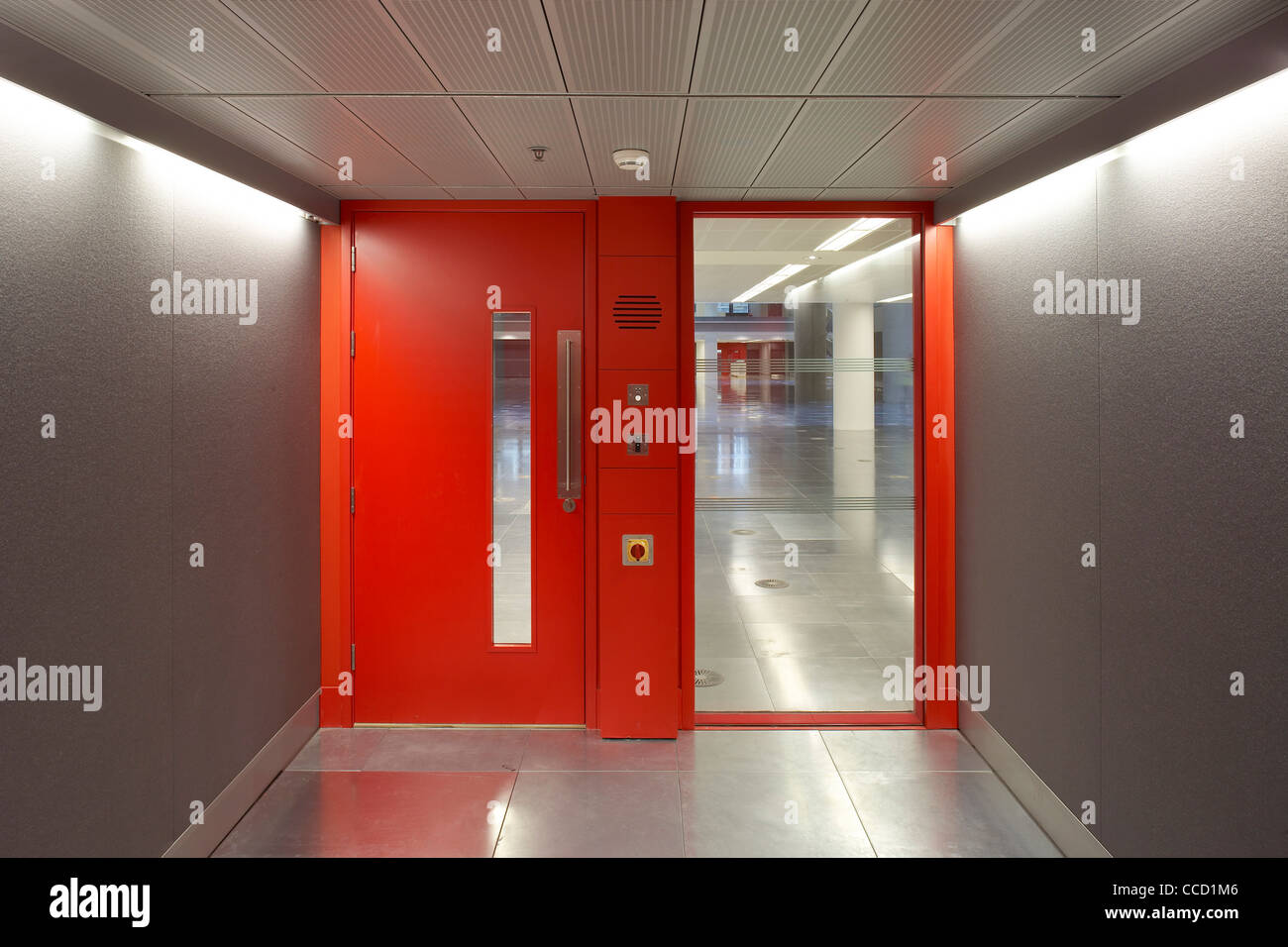 BBC BROADCASTING HOUSE - PHASE 2, ID:SR / SHEPPARD ROBSON, LONDON, 2010, ROTE TÜR Stockfoto