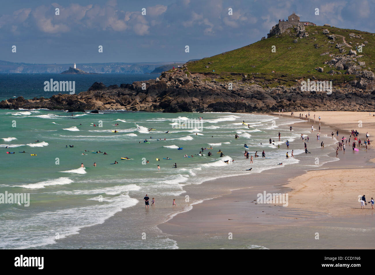 Blick auf Porthmeor Beach, St. Ives, Cornwall an einem Sommernachmittag in Richtung "Insel" und Leuchtturm von Godrevy. Stockfoto