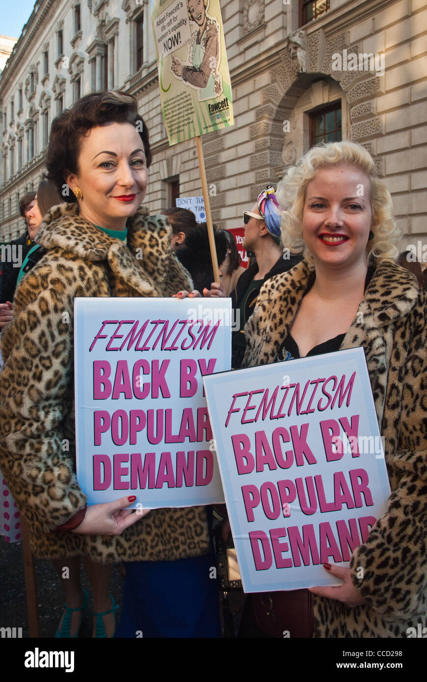 Zwei Frauen in 1950er Jahren kleiden protestieren gegen Kürzungen der Regierung drängen Frauenrechten zurück bis in die 1950er Jahre. Feministische /feminism Plakate. Stockfoto