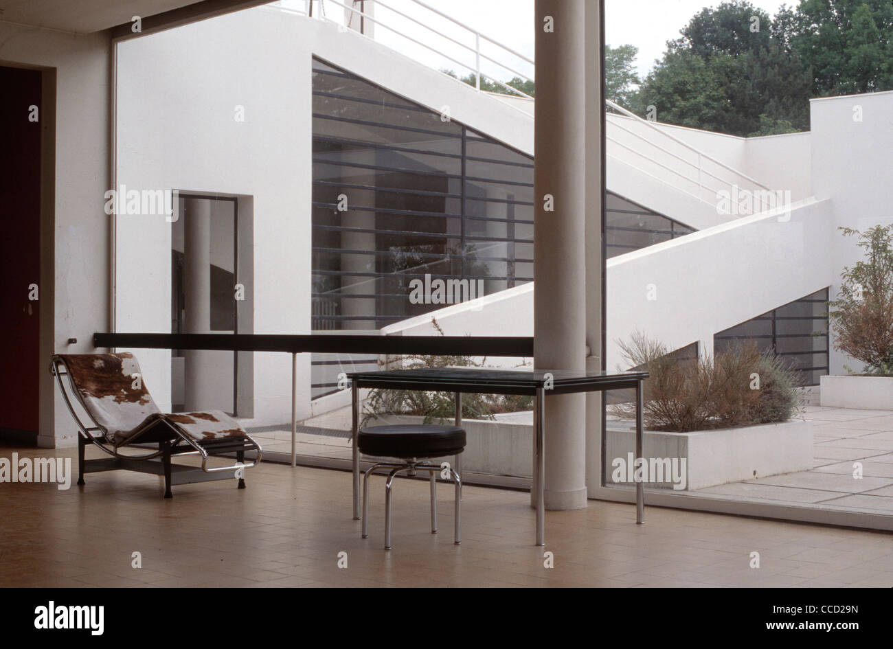 VILLA SAVOYE CHAISELONGUE TISCH UND HOCKER, DACHTERRASSE Stockfoto