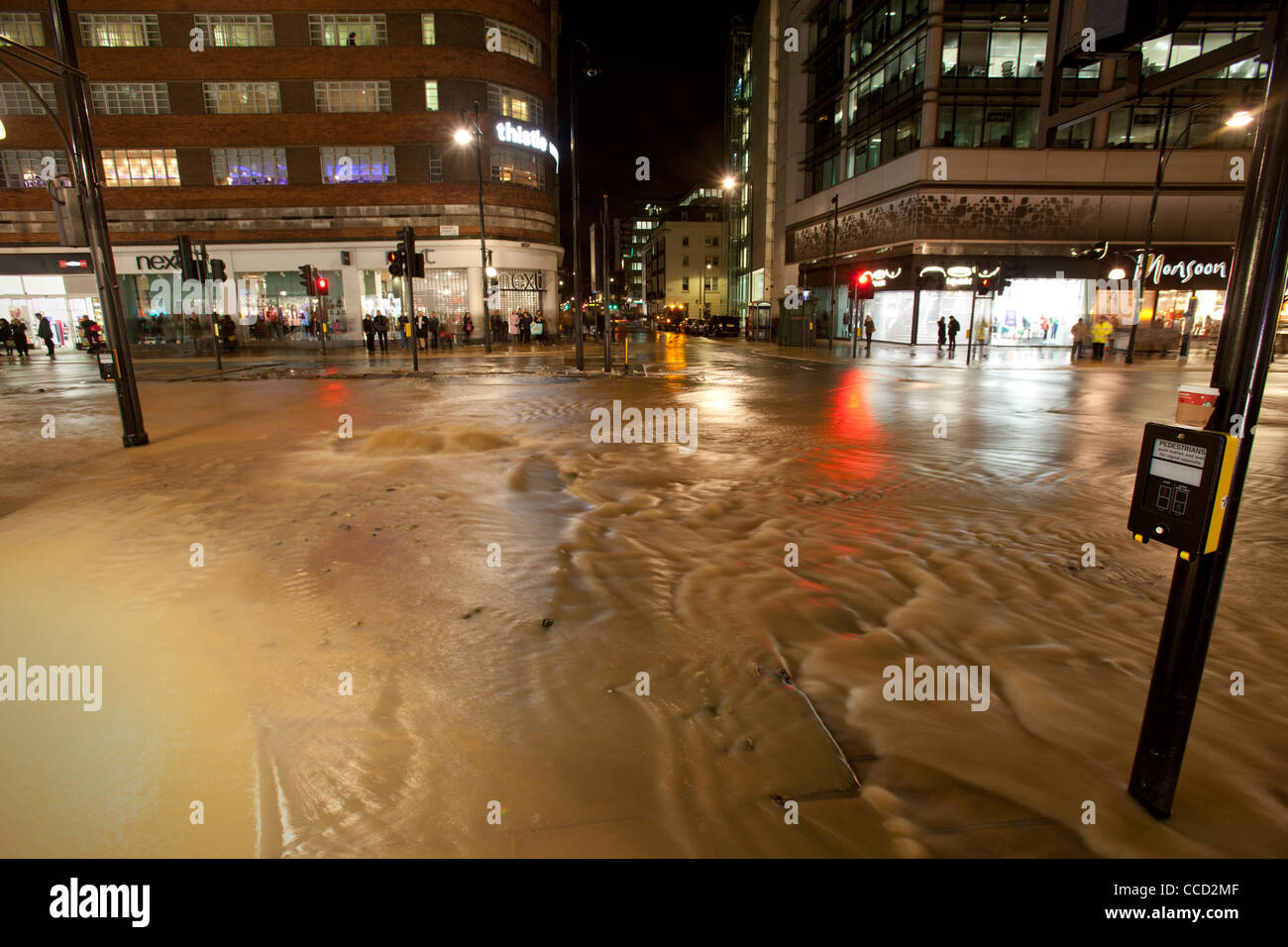 Wasser quillt auf der Oxford Street, nach Wasserleitungen, 19. Januar 2012, London, UK platzen. Stockfoto