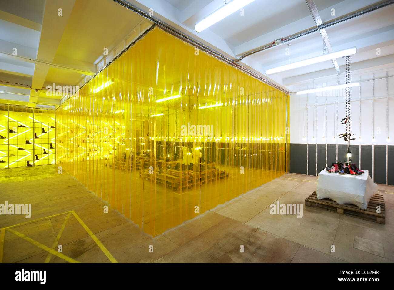 Dr. Marten Pop-up-Store, Kampagnendesign, Spitalfields, London, uk, 2009. Innenaufnahme zeigt die innovative Display-Schuhe Stockfoto