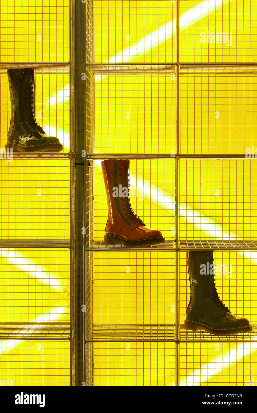 Dr. Marten Pop-up-speichern Kampagne Design Spitalfields, London uk 2009 Nahaufnahme Schuss Dr. Marten Schuhe auf dem Display in gestapelten Draht Stockfoto