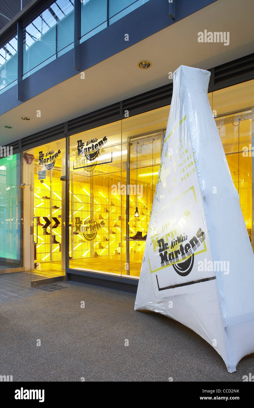 Dr. Marten Pop-up-speichern Kampagne Design Spitalfields London uk 2009 Außenaufnahme zeigt Dr. Marten Werbung Horten Blick Stockfoto