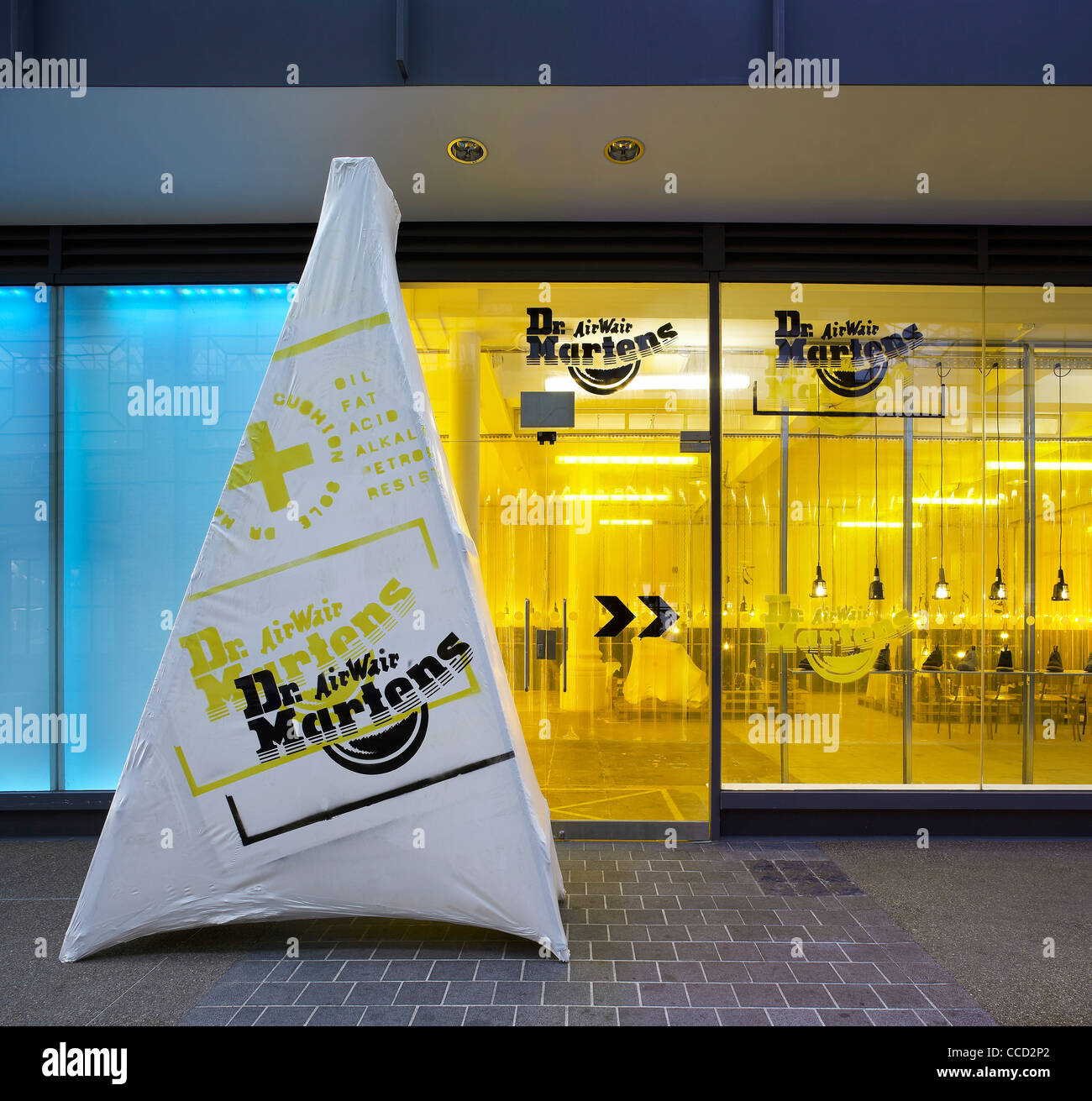 Dr. Marten Pop-up-speichern Kampagne Design Spitalfields London uk 2009 Außenaufnahme zeigt Dr. Marten Werbung Horten Blick Stockfoto