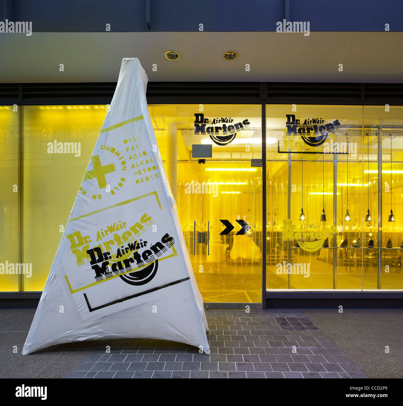 Dr. Marten Pop-up-speichern Kampagne Design Spitalfields London uk 2009 Außenaufnahme zeigt Dr. Marten Werbung Horten Blick Stockfoto