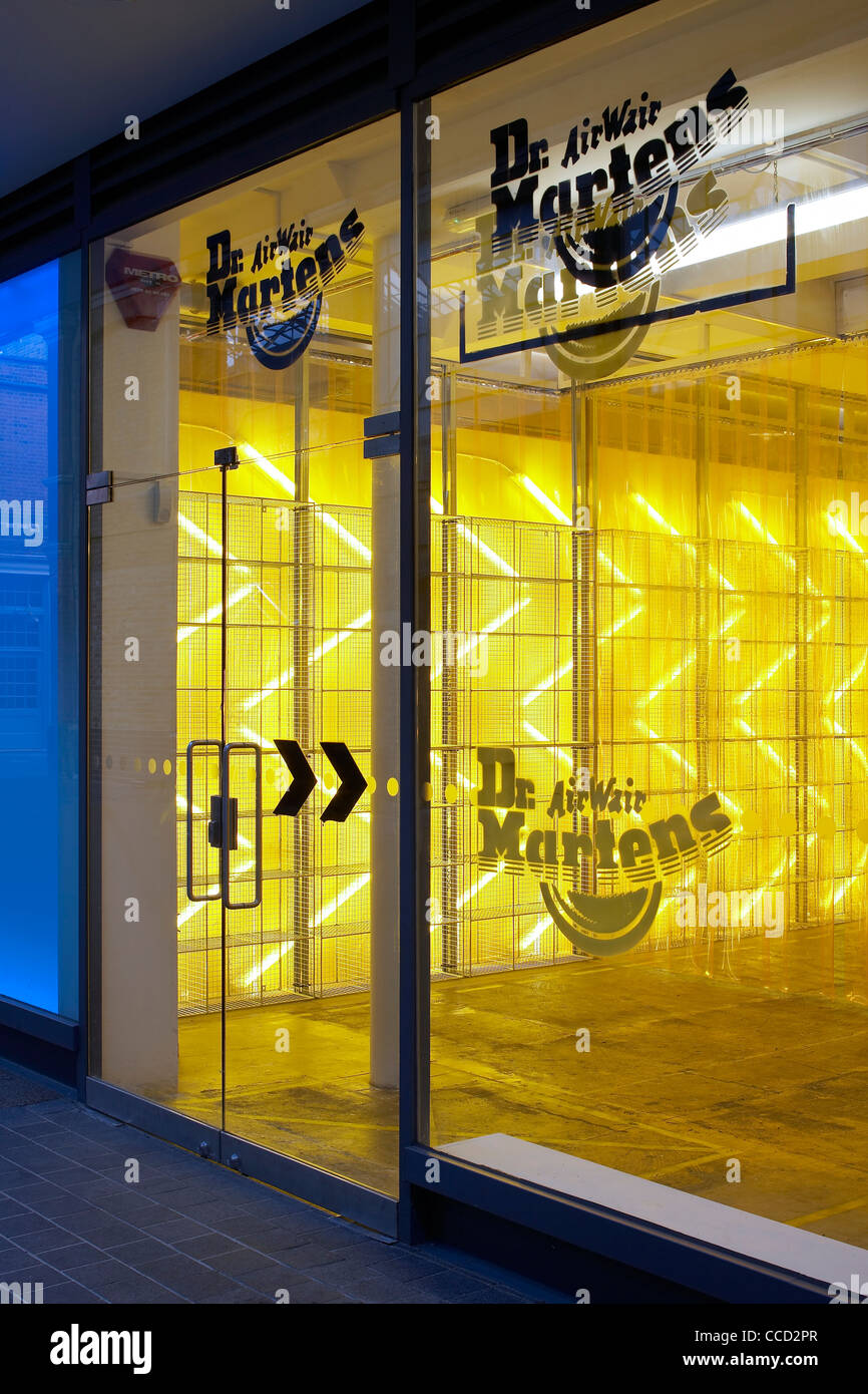 Dr. Marten Pop-up-speichern Kampagne Design Spitalfields London uk 2009 außen Schuss zeigt Dr. Marten branding auf Fenster Fett Stockfoto