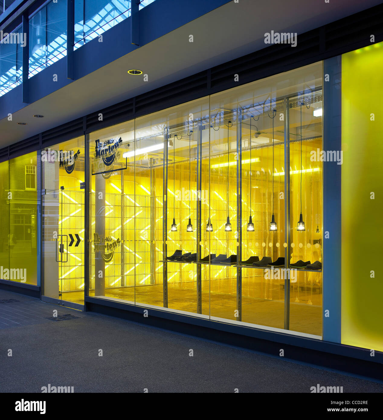 Dr. Marten Pop-up-Store Kampagne Spitalfields London uk 2009 außen Schuss zeigen Designladen Fett gelbe Beleuchtung innen vorn Stockfoto