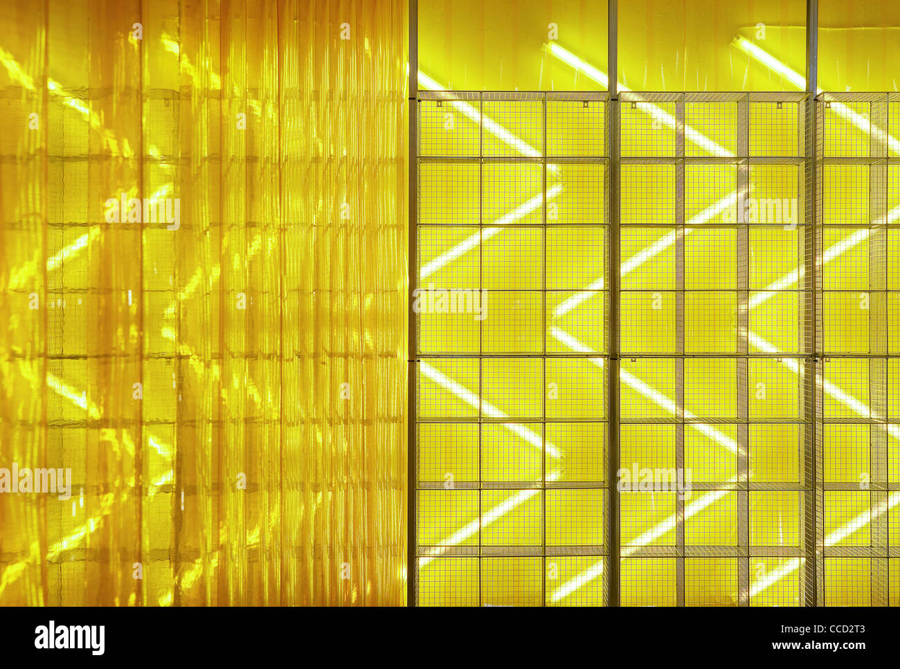 Dr. Marten Pop-up-Store, Kampagnendesign, Spitalfields, London, uk, 2009. Schuss der Drahtkäfig Detailanzeige Fett gelbe Beleuchtung Stockfoto