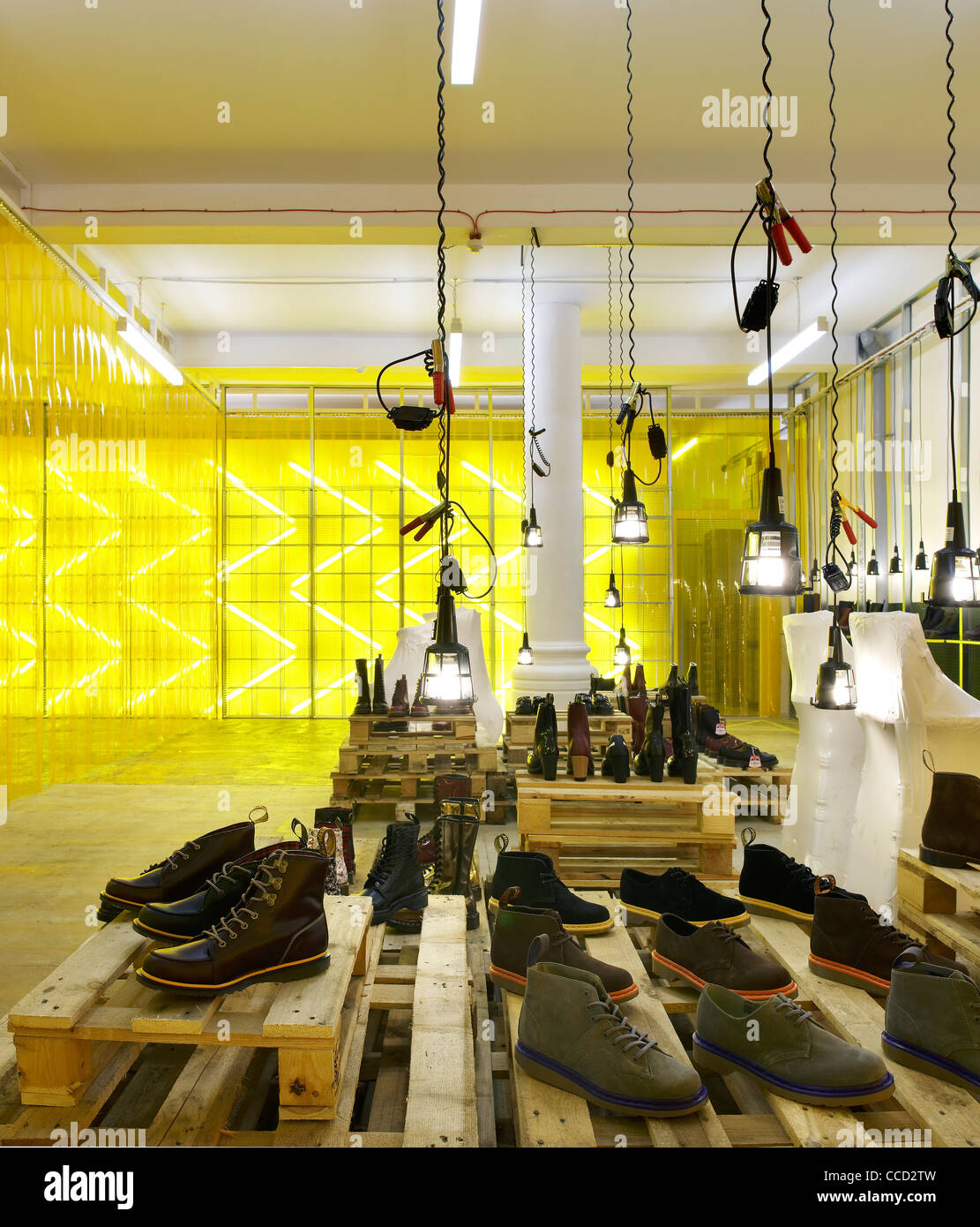 Dr. Marten Pop-up-Store Kampagne Spitalfields London uk 2009 innen Schuss zeigen innovative Designprodukt zeigt Fett Stockfoto