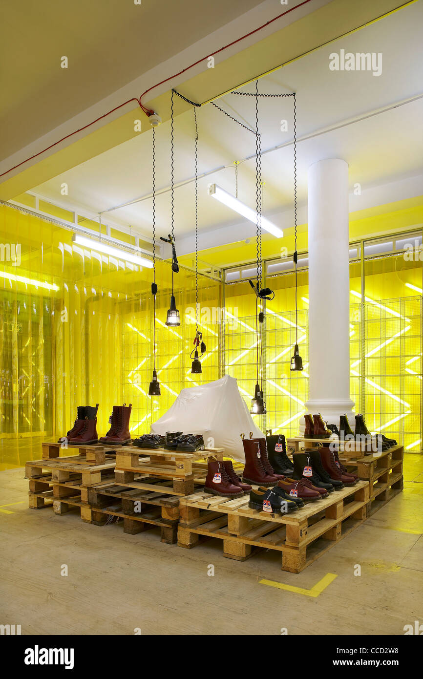 Dr. Marten Pop-up-Store Kampagne Spitalfields London uk 2009 innen Schuss zeigen innovative Designprodukt zeigt Fett Stockfoto