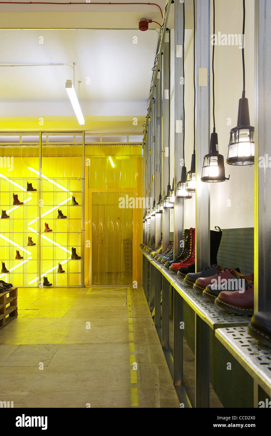 Dr. Marten Pop-up-Store Kampagne Spitalfields London uk 2009 innen Schuss zeigen innovative Designprodukt zeigt Fett Stockfoto