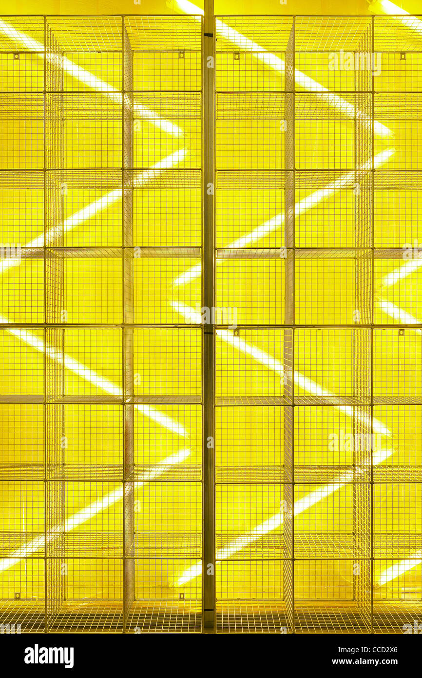 Dr. Marten Pop-up-Store, Kampagnendesign, Spitalfields, London, uk, 2009. Schuss der Drahtkäfig Detailanzeige Fett gelbe Beleuchtung Stockfoto