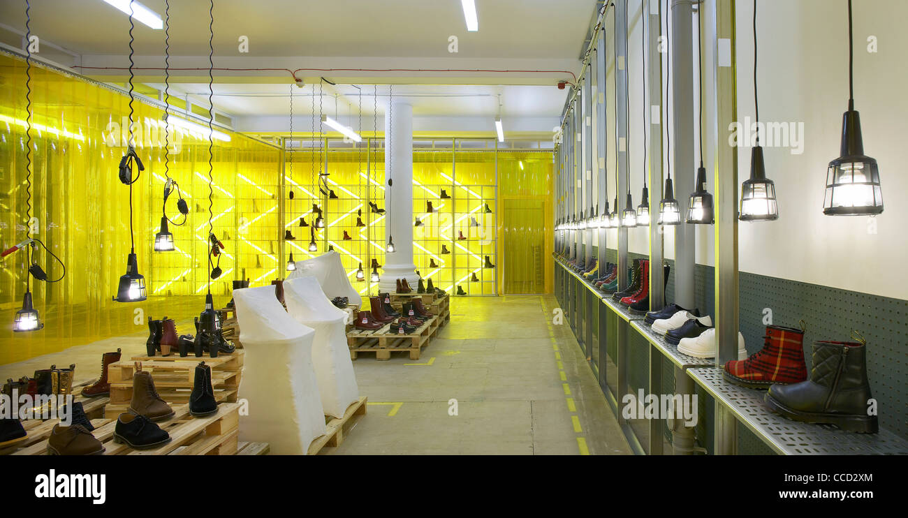 Dr. Marten Pop-up-Store Kampagne Spitalfields London uk 2009 Panorama Innenraum Schuss zeigen innovative Designprodukt zeigt Stockfoto