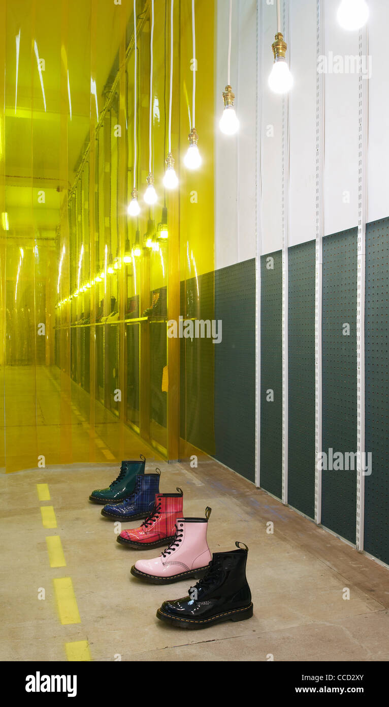 Dr. Marten Pop-up-Store Kampagne Spitalfields London uk 2009 Panorama Innenraum Schuss zeigen innovative Designprodukt zeigt Stockfoto