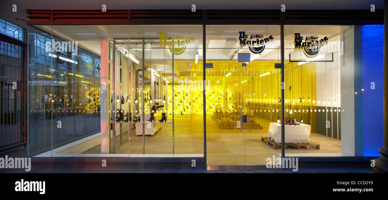 Dr. Marten Pop-up-speichern Kampagne Design Spitalfields London uk 2009 Panorama Außenansicht Ladenfront mit innen- Stockfoto