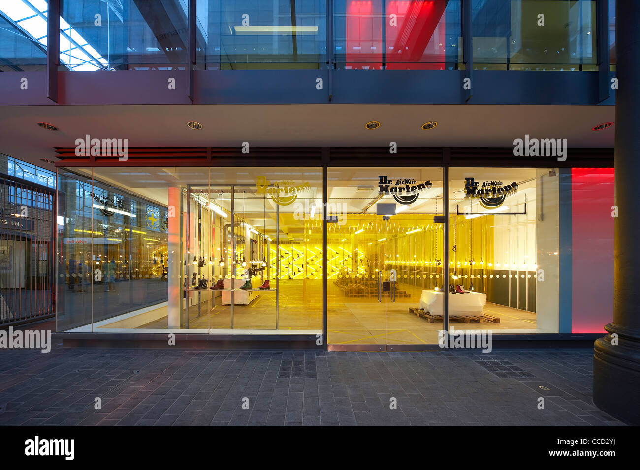 Dr. Marten Pop-up-Store Kampagne Spitalfields London uk 2009 Außenansicht Shop vorne zeigen Innendesign innen beleuchtet Stockfoto