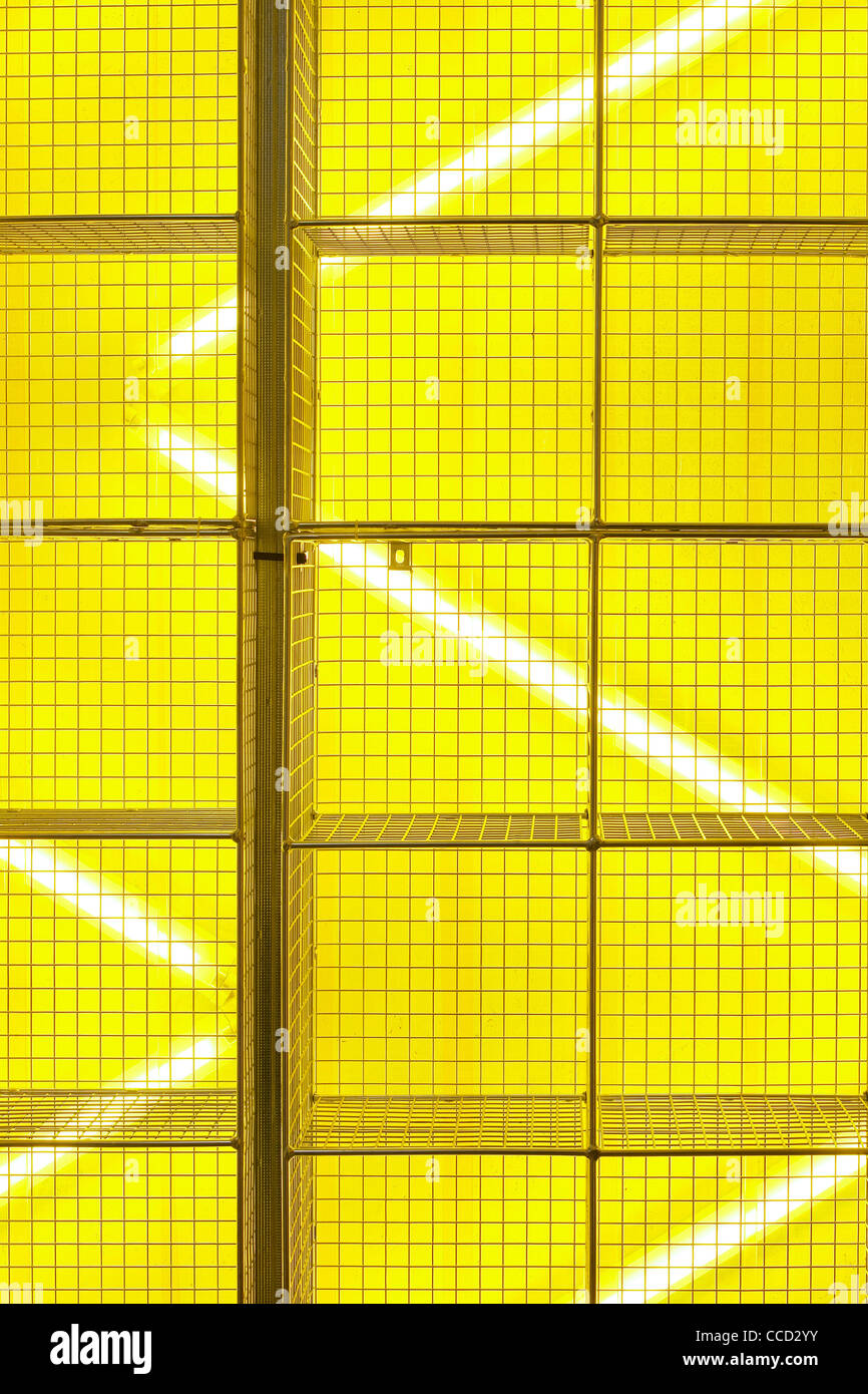 Dr. Marten Pop-up-Store, Kampagnendesign, Spitalfields, London, uk, 2009. Schuss der Drahtkäfig Detailanzeige Fett gelbe Beleuchtung Stockfoto