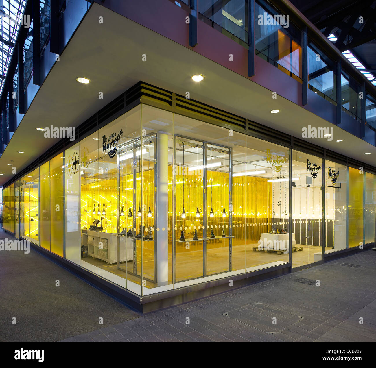 Dr. Marten Pop-up-Store Kampagne Spitalfields London uk 2009 Außenansicht Shop vorne zeigen Innendesign innen beleuchtet Stockfoto
