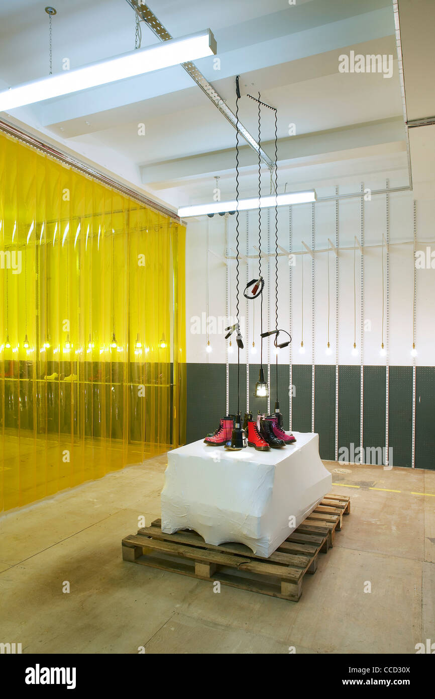 Dr. Marten Pop-up-Store Kampagne Spitalfields London uk 2009 innen Schuss zeigen innovative Designprodukt zeigt Fett Stockfoto