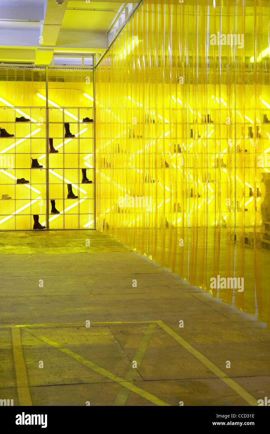 Dr. Marten Pop-up-Store Kampagne Spitalfields London uk 2009 innen Schuss zeigen innovative Designprodukt zeigt Fett Stockfoto