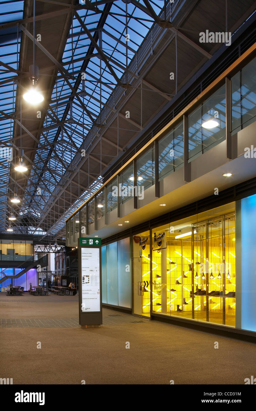 Dr. Marten Pop-up-speichern Kampagne Design Spitalfields London uk 2009 außen gedreht Ladenfront in Spitalfields Markt Gehäuse Stockfoto