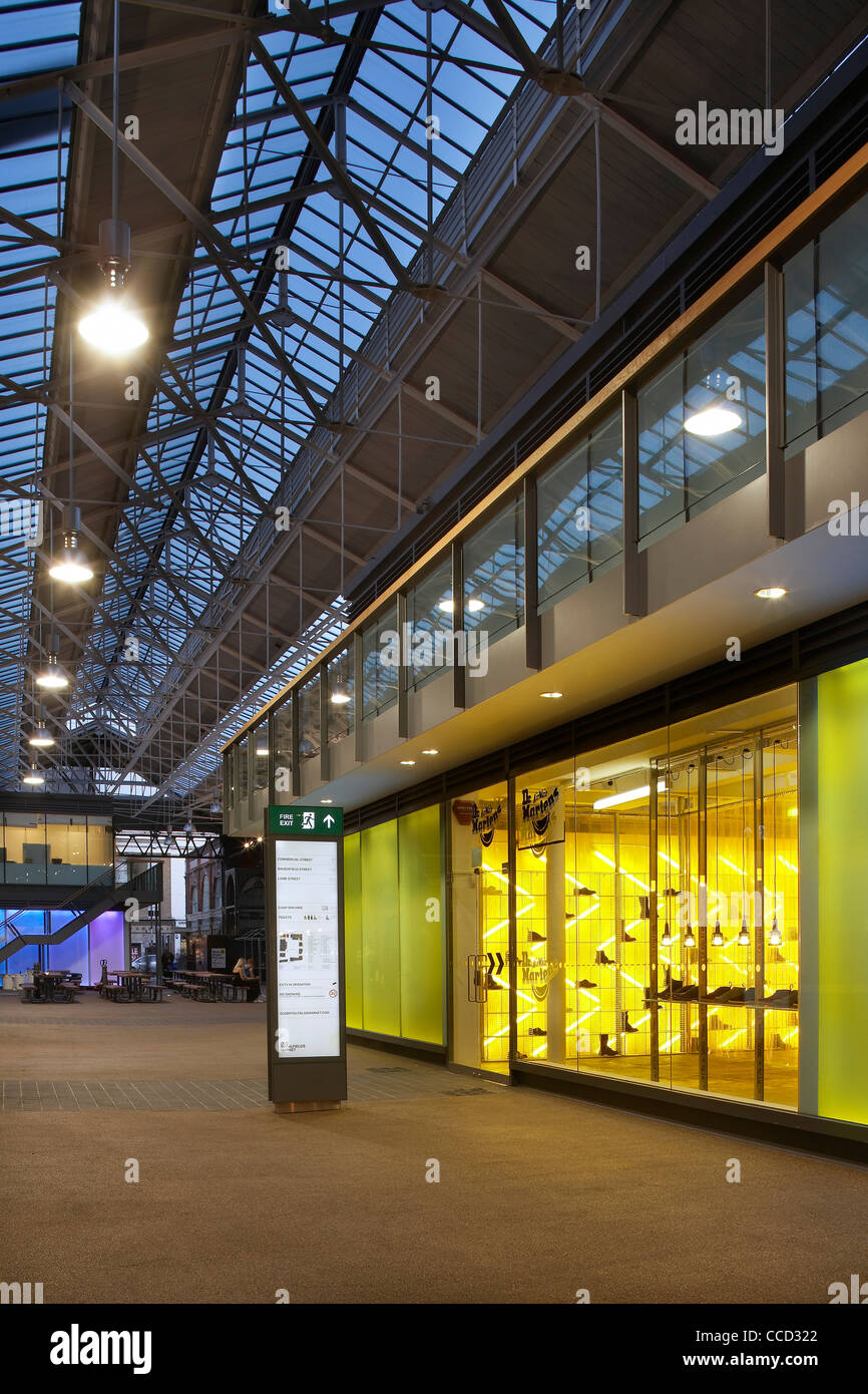 Dr. Marten Pop-up-speichern Kampagne Design Spitalfields London uk 2009 außen gedreht Ladenfront in Spitalfields Markt Gehäuse Stockfoto