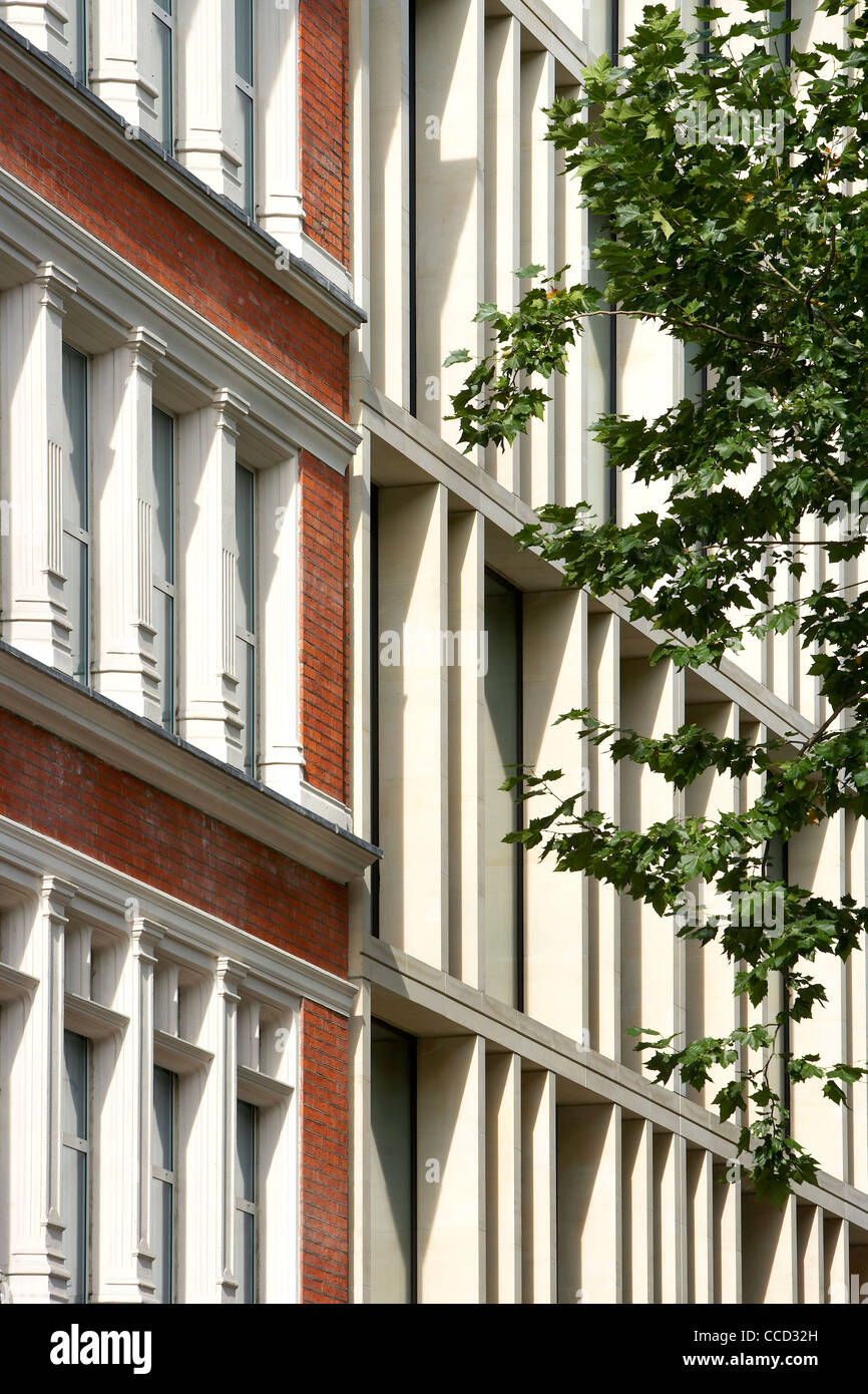 SHEPPARD ROBSON, ONE SOUTHAMPTON ROW, LONDON, 2010, DETAIL DES NEUBAUS NEBEN BESTEHENDEN FASSADE Stockfoto