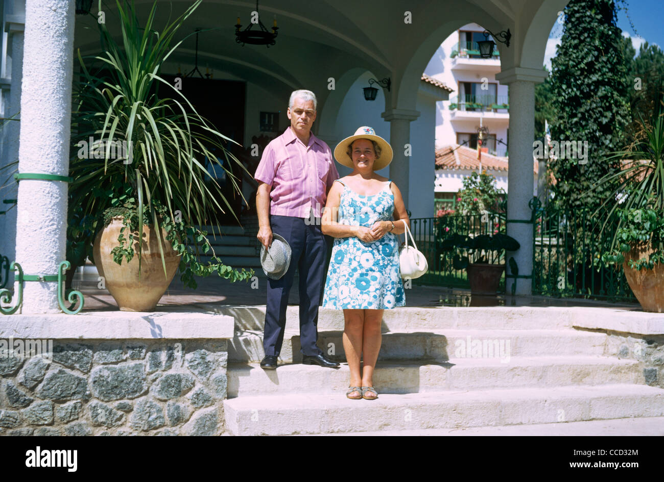 Im mittleren Alter Mann und Frau stehen am Hotel wenige Schritte in der spanischen Mittelmeerküste Ferienort Marbella. Stockfoto