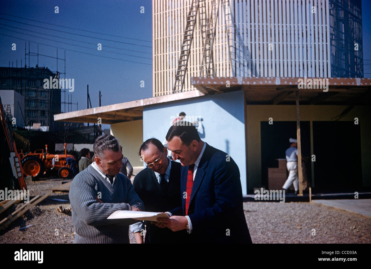 Ein Treffen von Planern und Unternehmern auf einer landwirtschaftlichen Messe in Paris in den frühen sechziger Jahren. Stockfoto