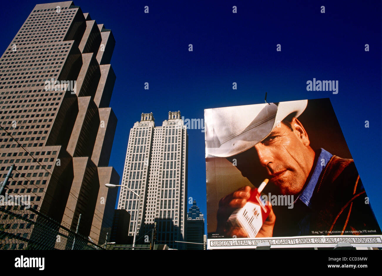 Ein Phillip Morris n. Chr. mit dem berühmten Marlboro-Mann Cowboy Charakter auf einem downtown Atlanta-Plakat. Stockfoto