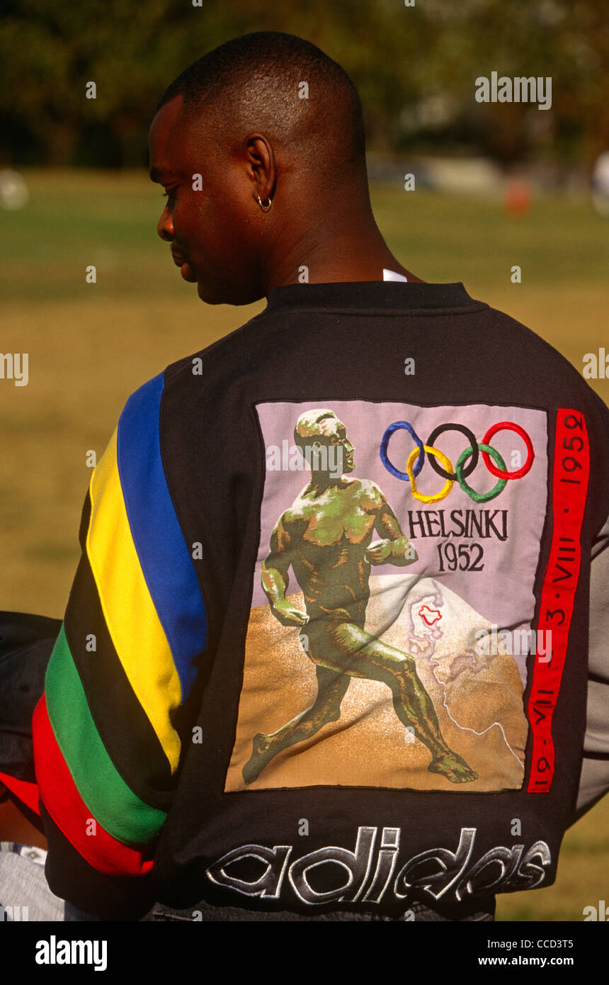 Im Vorfeld der bevorstehenden Olympischen Spielen 1996 in Atlanta zeigt junger schwarzer Mann ein Erbe-Design für die 52 Helsinki Spiele Stockfoto