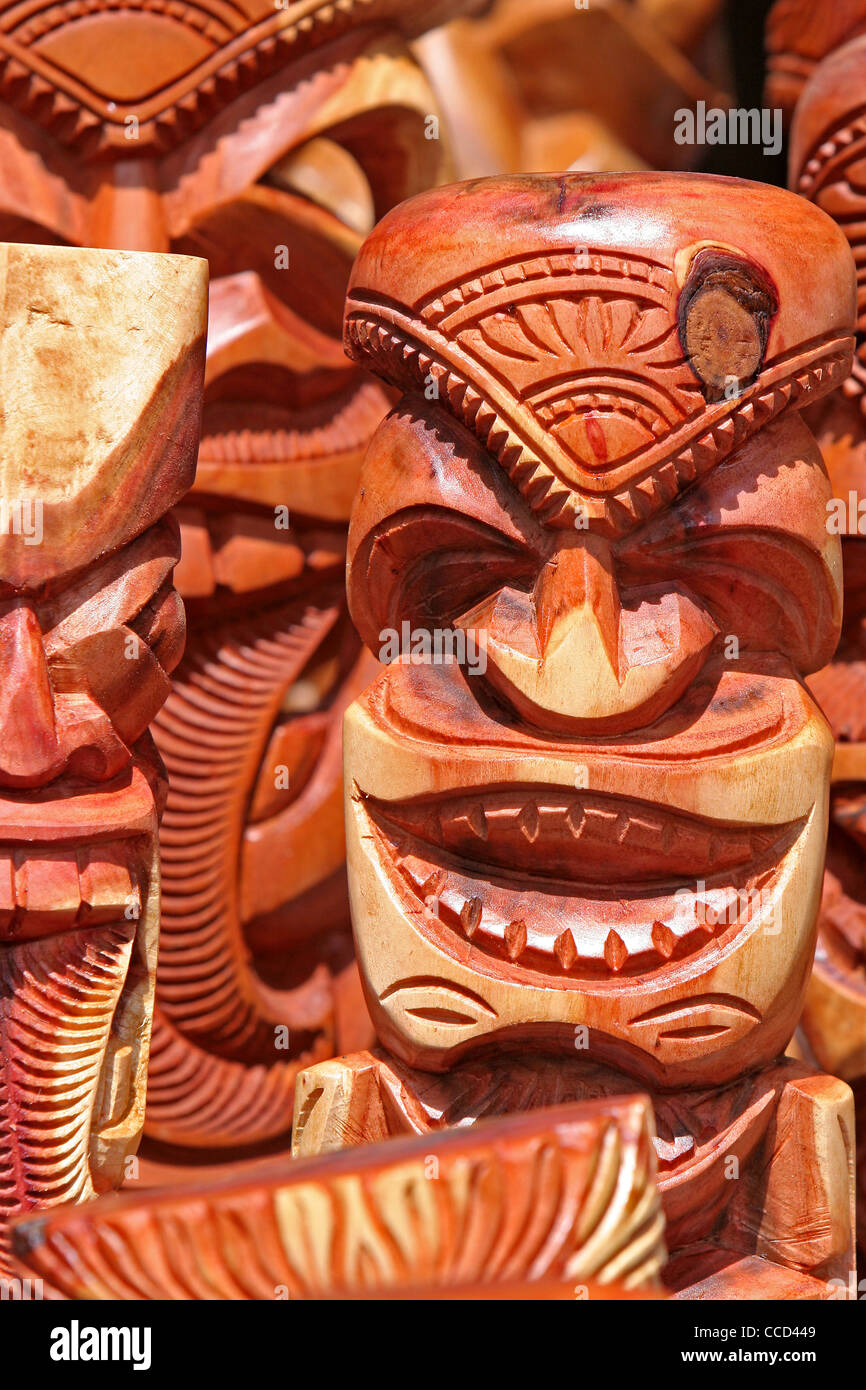 Hawaiian aus Holz geschnitzte alte Gesichter und Masken. Auf der pazifischen Insel Kultur. Stockfoto