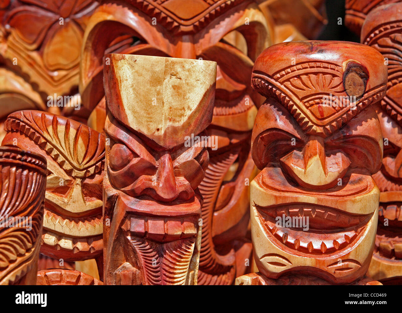 Hawaiian aus Holz geschnitzte alte Gesichter und Masken. Auf der pazifischen Insel Kultur Stockfoto