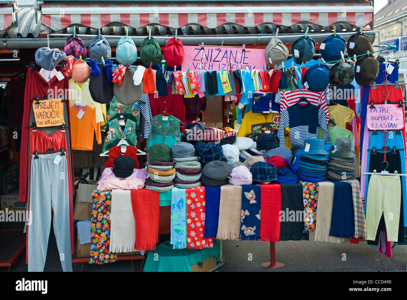 Eine helle Kleidung stand auf Kunst & Kunsthandwerk Markt in Ljubljana,  Slowenien Stockfotografie - Alamy