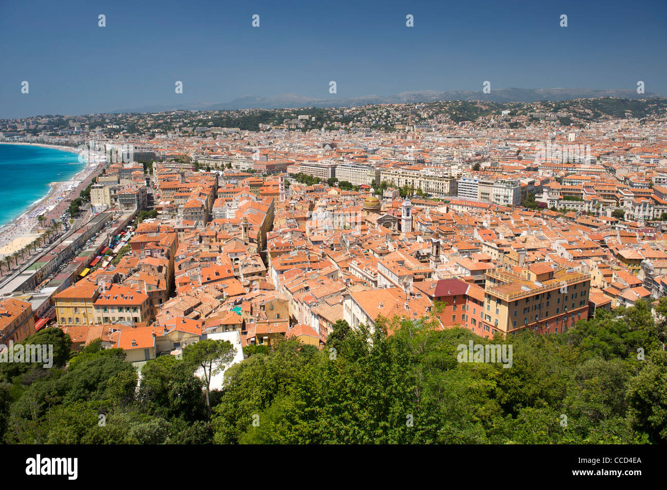 Blick über die Dächer der Altstadt von Nizza an der Mittelmeerküste in Südfrankreich. Stockfoto