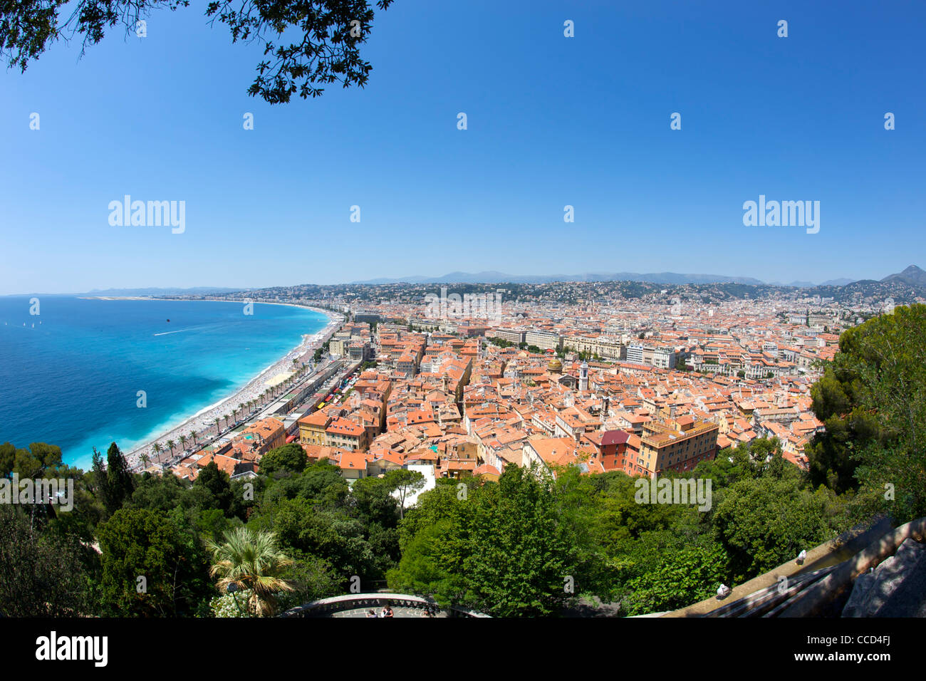 Panoramablick über die Stadt von Nizza und die Baie des Anges (Bucht der Engel) an der Mittelmeerküste in Südfrankreich. Stockfoto