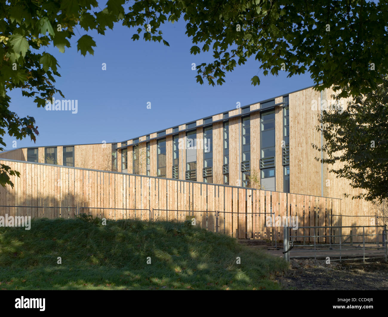 DIE WOODLAND TRUST HQ FEILDEN CLEGG BRADLEY STUDIOS GRANTHAM NOV 2010 BLICK ÜBER SÜDANSICHT VON STRAßE Stockfoto