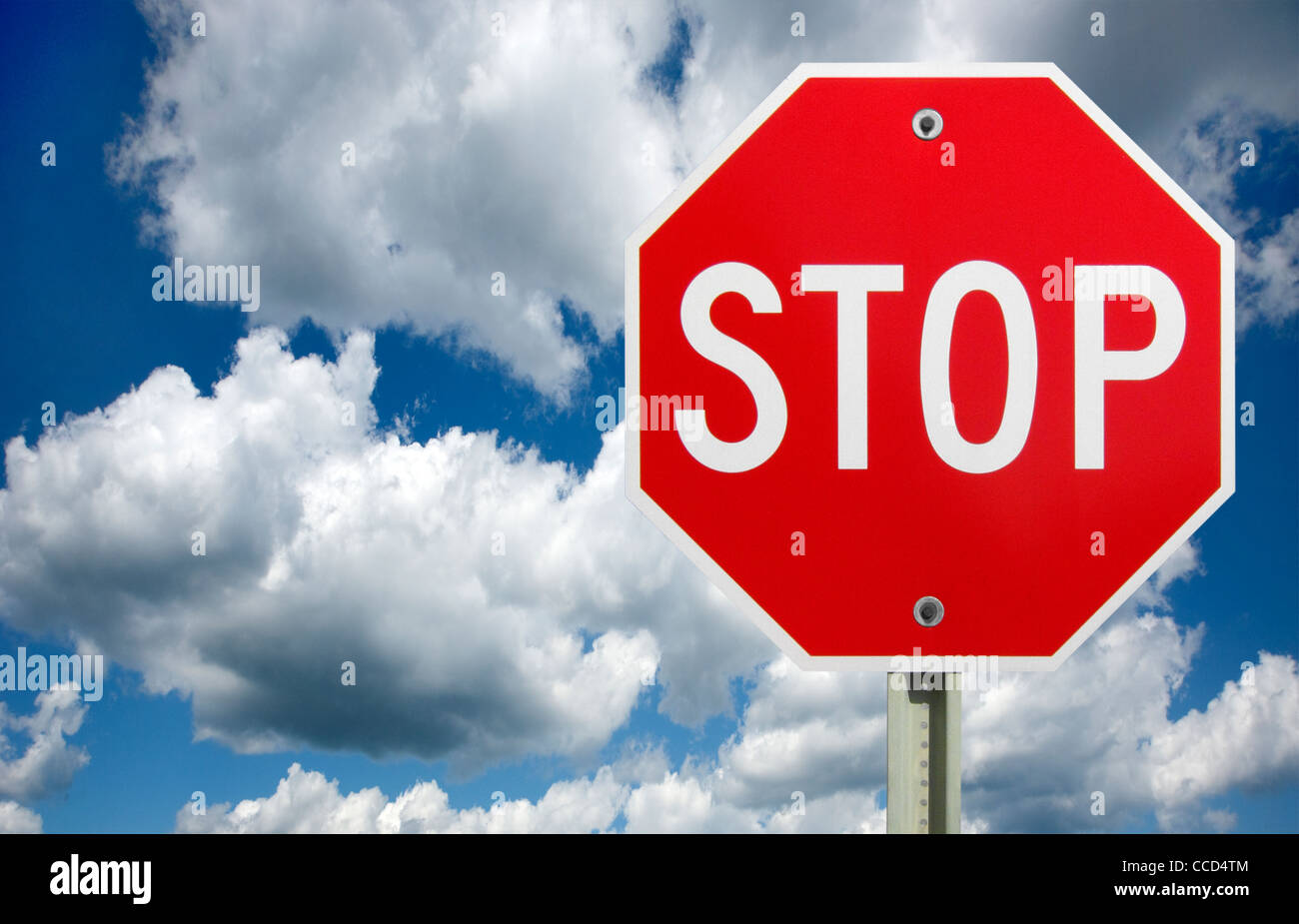 Rote Stop-Schild, isoliert, mit Wolken im Hintergrund Stockfoto