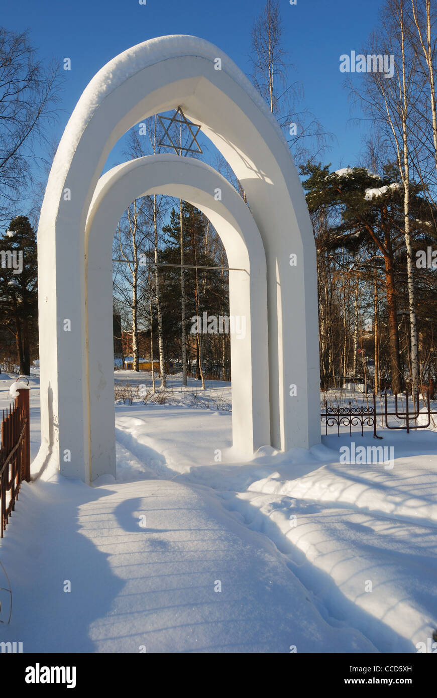 Tore des jüdischen Friedhofs im Winter in Petrosawodsk, Russland Stockfoto