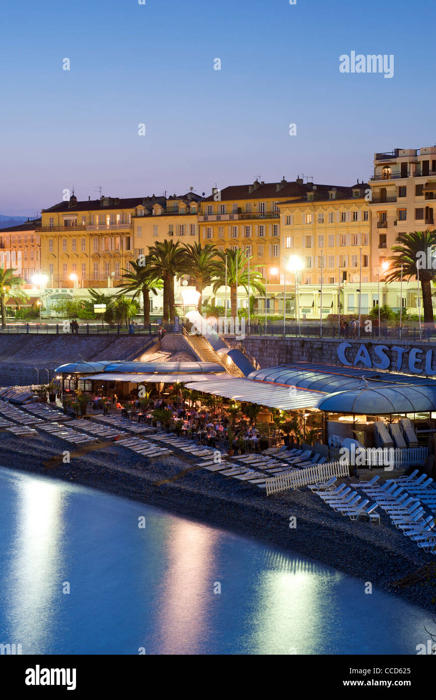 Nächtlichen Blick auf ein Restaurant am Strand Baie des Anges in Nizza an der Mittelmeerküste in Südfrankreich. Stockfoto