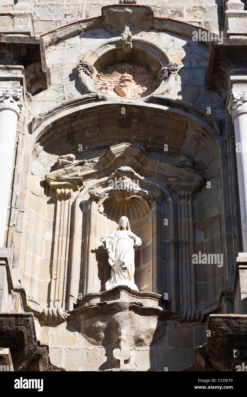 Detail der Kirche von San Mateo - Kirche St. Matthäus in Tarifa, Costa De La Luz, Cádiz, Andalusien, Spanien. Stockfoto