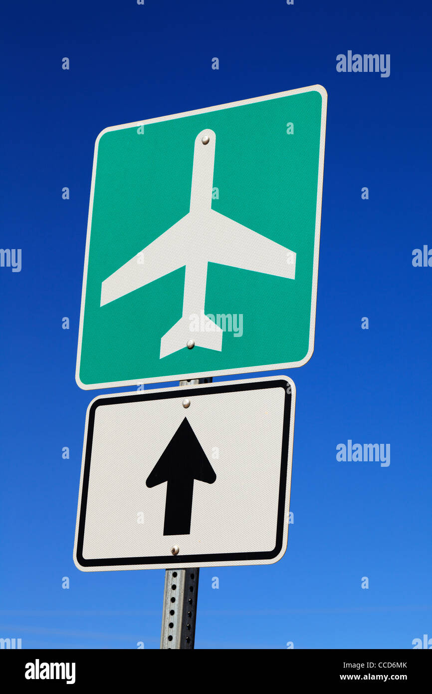 Flughafen-Schild mit Richtungspfeil. Stockfoto