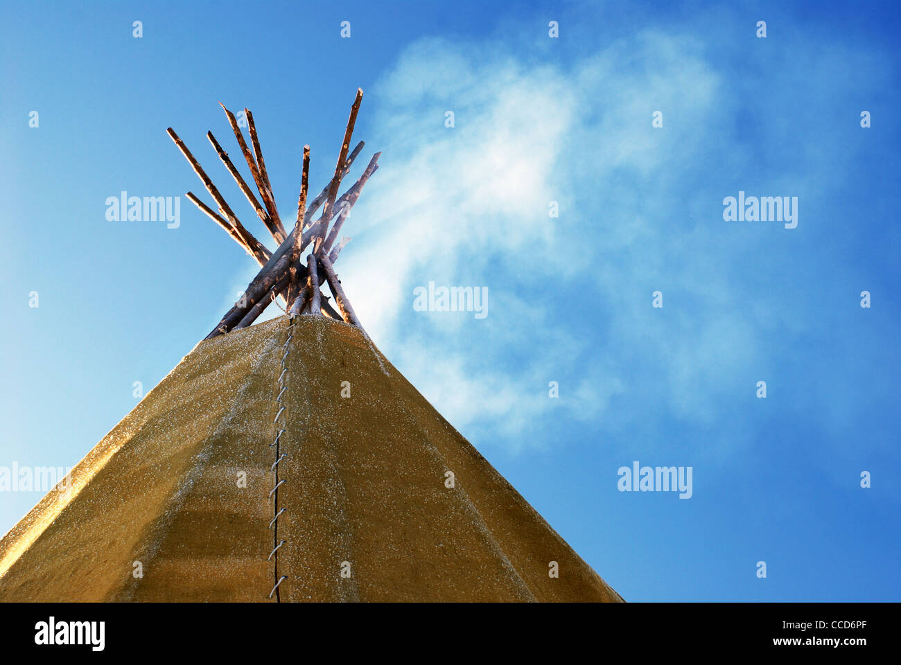 Dach ein Indianerzelt neben einem blauen Himmel mit Textfreiraum Stockfoto