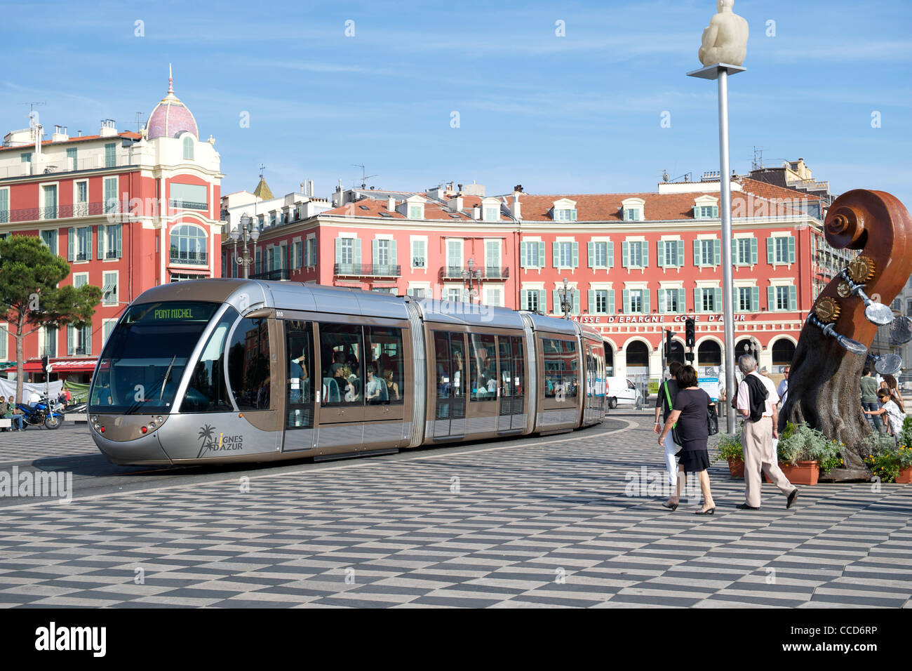 Straßenbahn läuft durch die Place Massena in Nizza an der Mittelmeerküste in Südfrankreich. Stockfoto