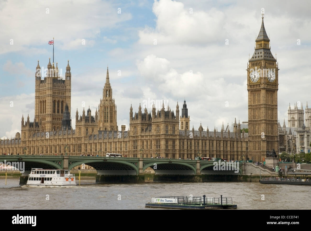 Ein Blick auf die Houses of Parliament und Westminster Brücke aus über den Fluss Themse in London, England. Stockfoto